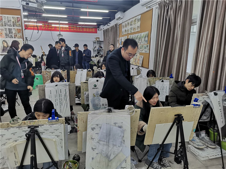 高2018級年級組前往重慶龍行藝術(shù)學(xué)校慰問應(yīng)屆高三藝考學(xué)生