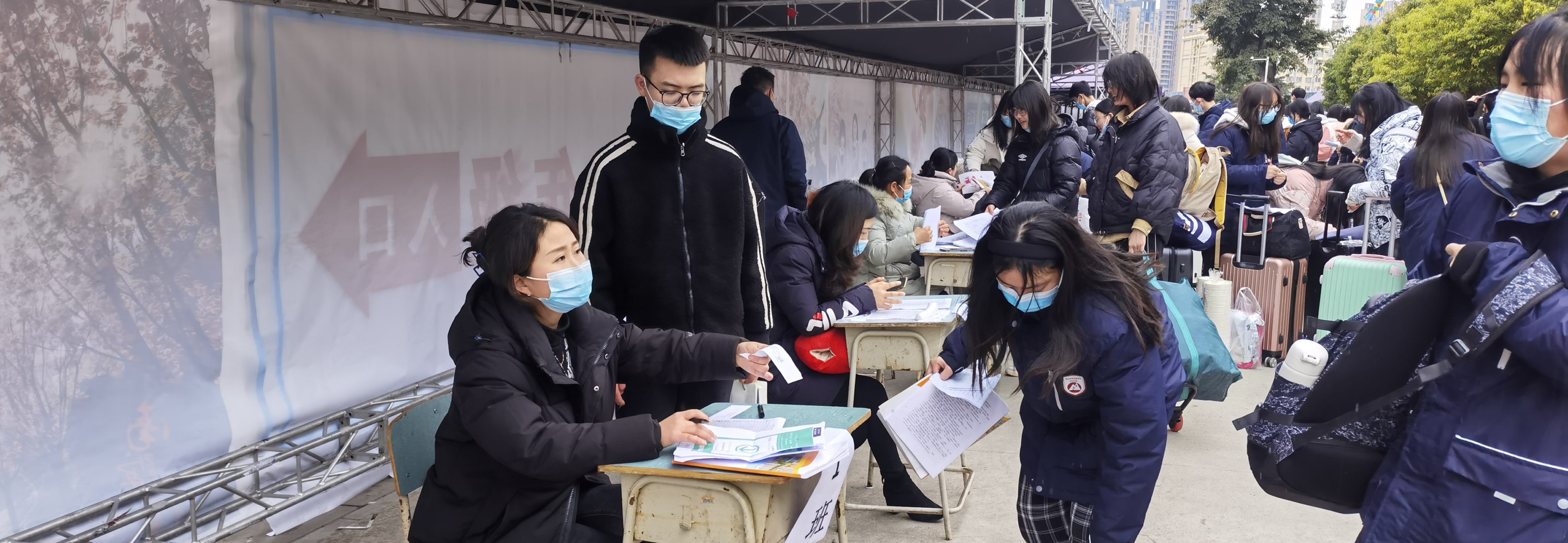 細雨連綿無斷絕， 腳步陣陣有回聲